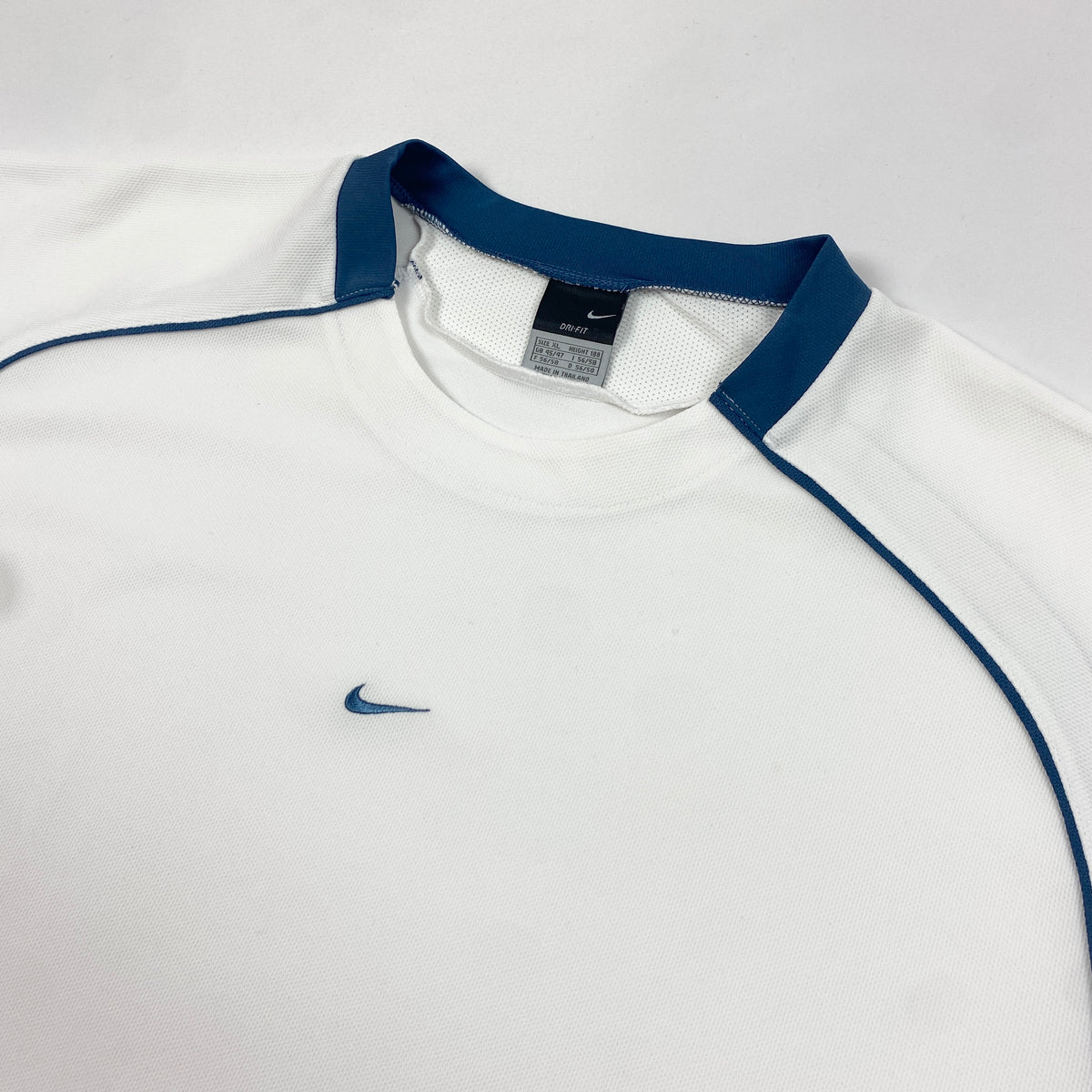 NIKE Middle Swoosh T-Shirt