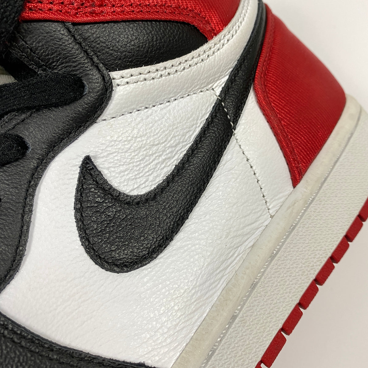 Nike Air Jordan 1 OG "Red Satin"