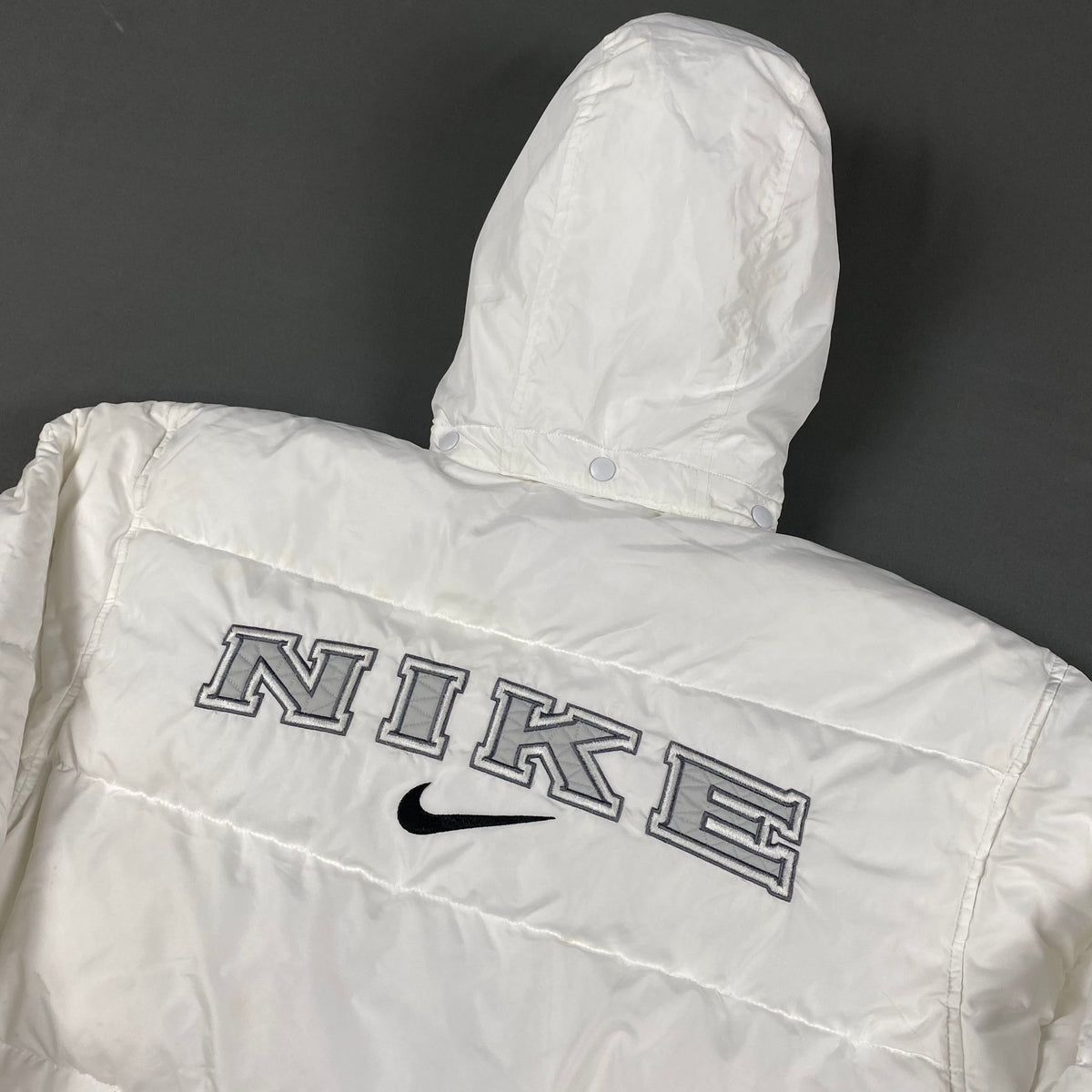 NIKE Spell Out Puffer Jacke