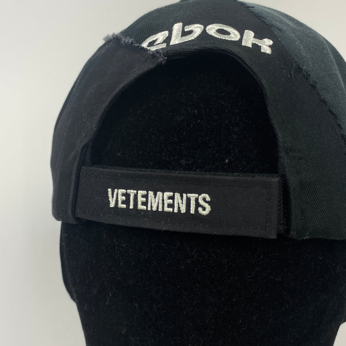 VETEMENTS x REEBOK Kappe