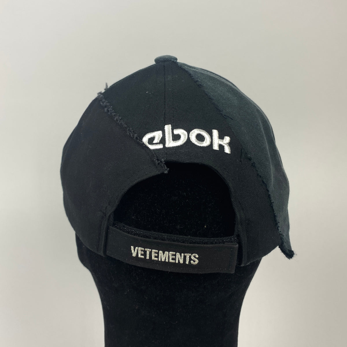 VETEMENTS x REEBOK Kappe
