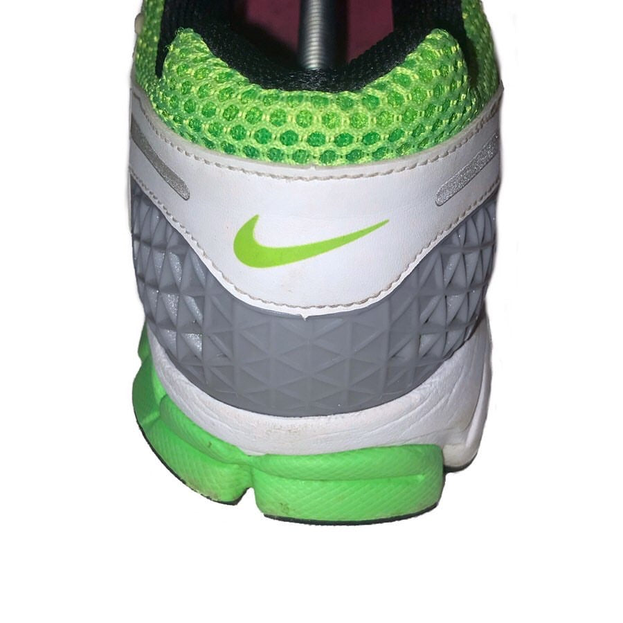 NIKE Air Zoom Vomero 5